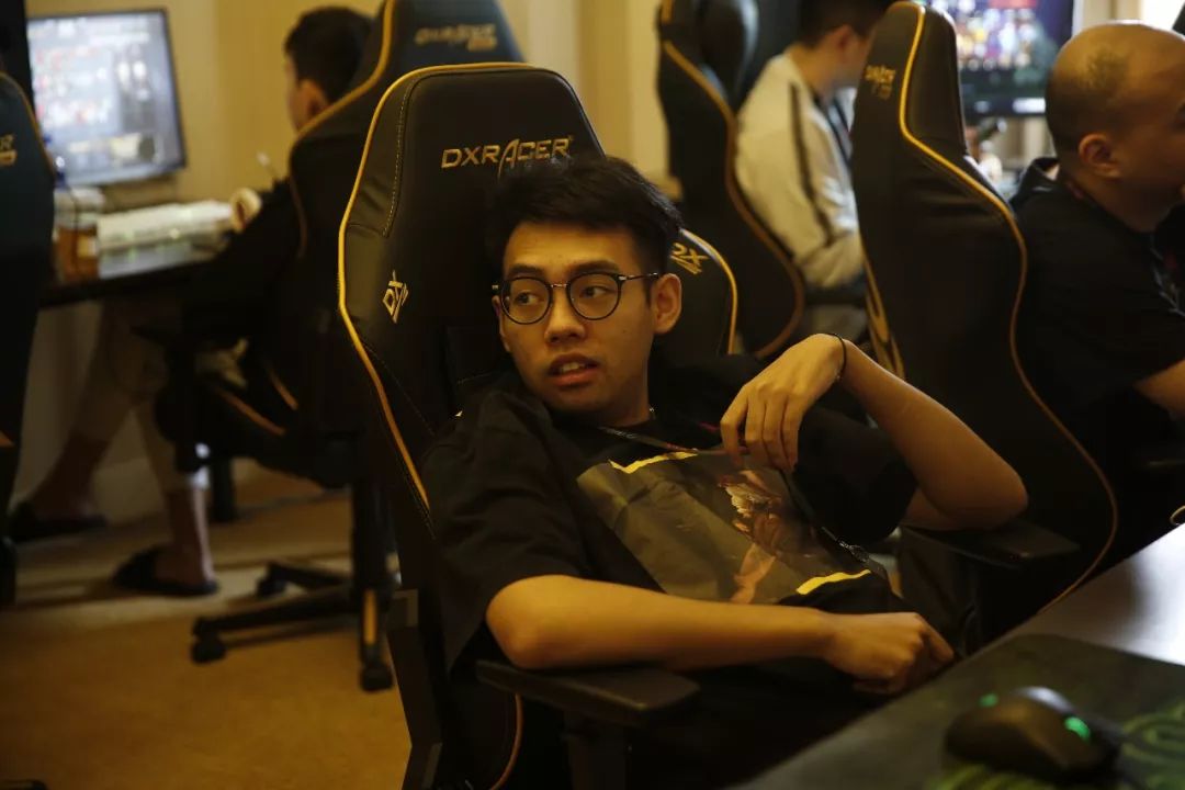 Life谈英雄池： 会根据FPX阵容需要去做搭配 有经验所以玩的多